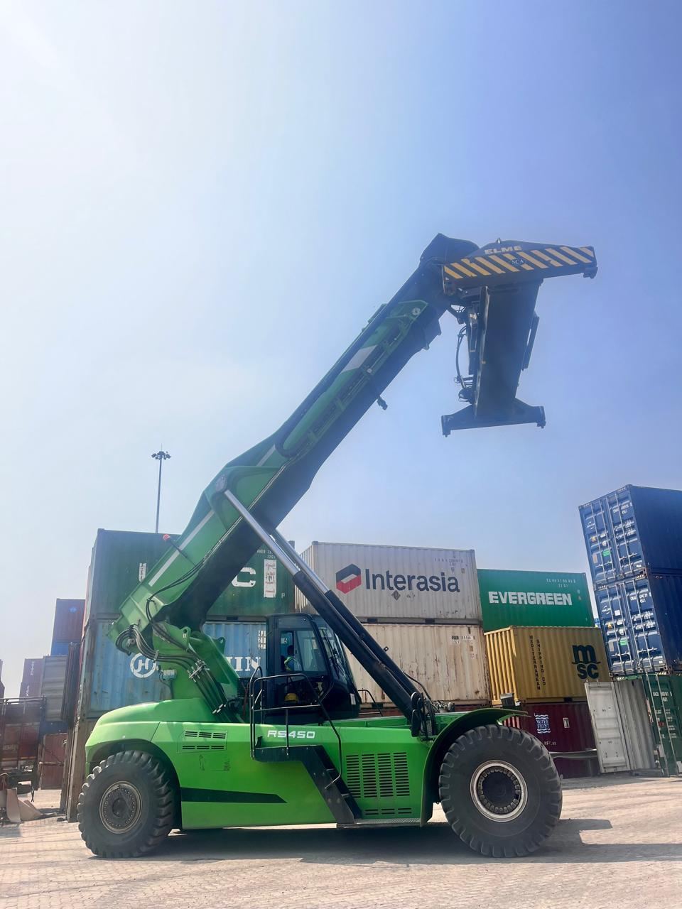 Electric ReachStacker - Side View